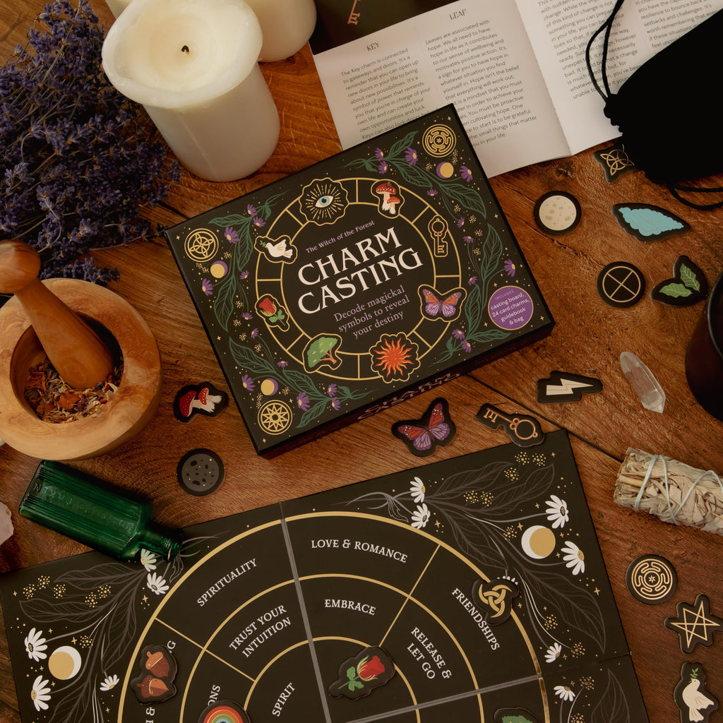 Charm Casting : Decode magickal symbols to reveal your destiny - Includes: casting board, 24 card charms, guidebook and bag