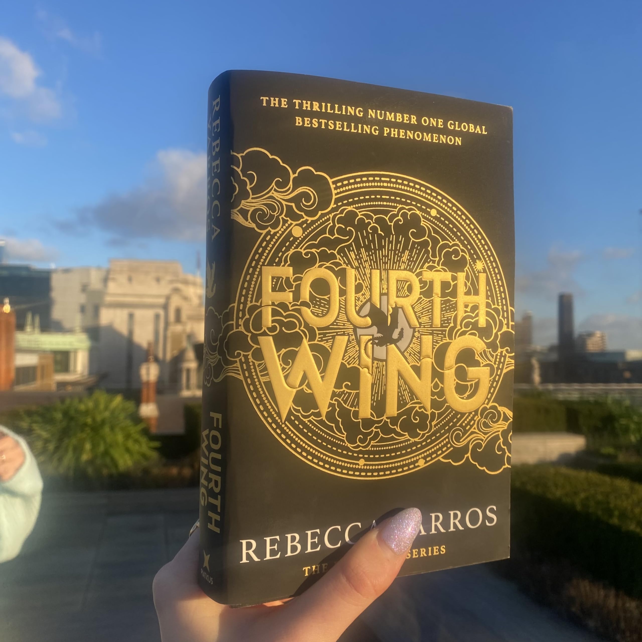 Fourth Wing : DISCOVER THE GLOBAL PHENOMENON THAT EVERYONE CAN'T STOP TALKING ABOUT!